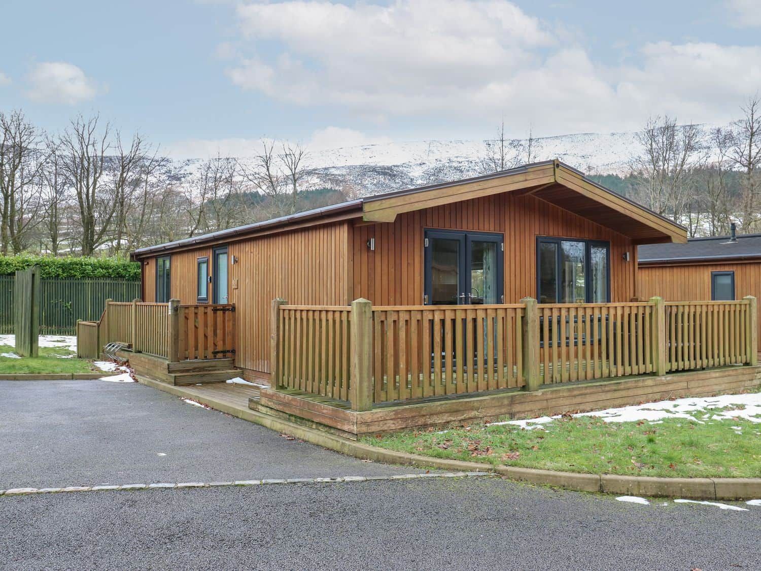 Pet-friendly Dovestone Lodge with enclosed garden near Dovestone Reservoir