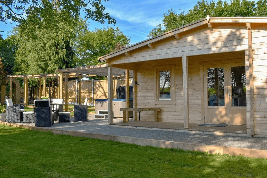 Poppy Lodge log cabin exterior in Kent