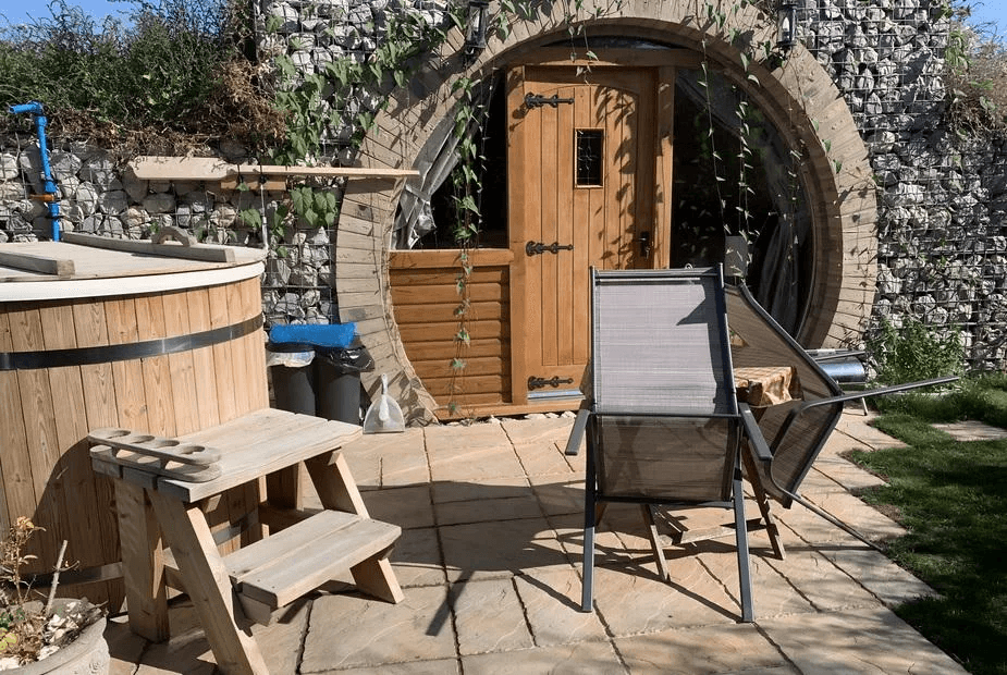 Cosy Escape log cabin exterior in Kent