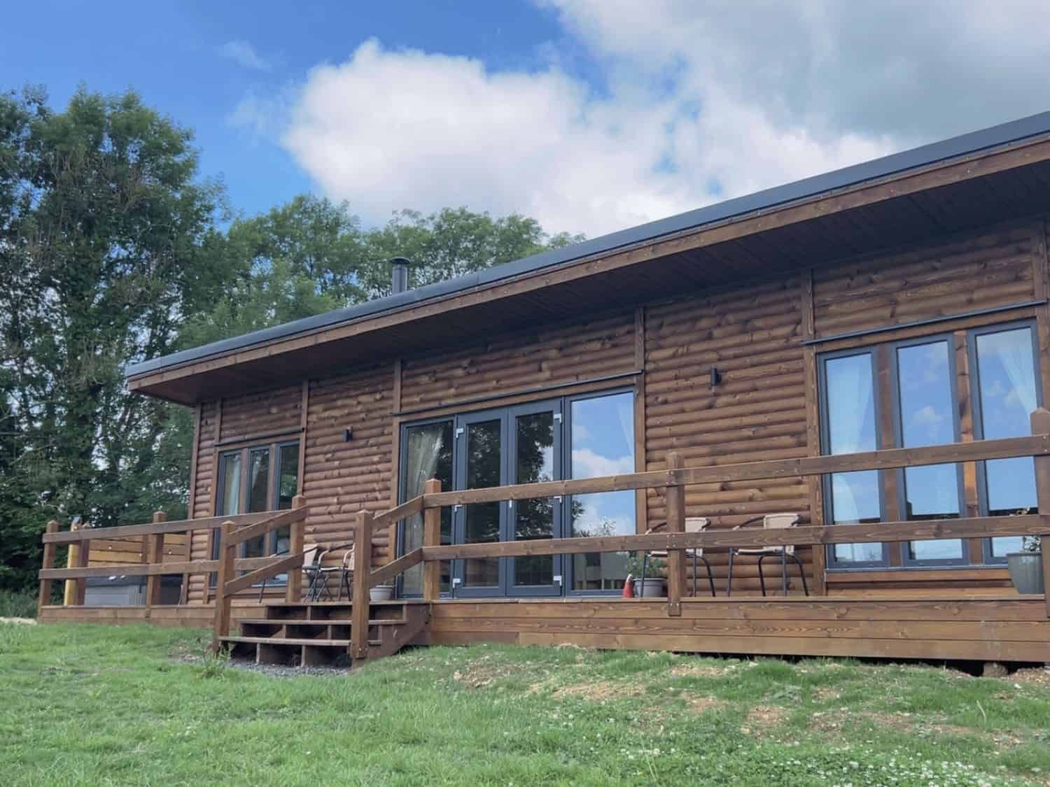 Foxglove lodge with pretty exterior and garden in rural Somerset