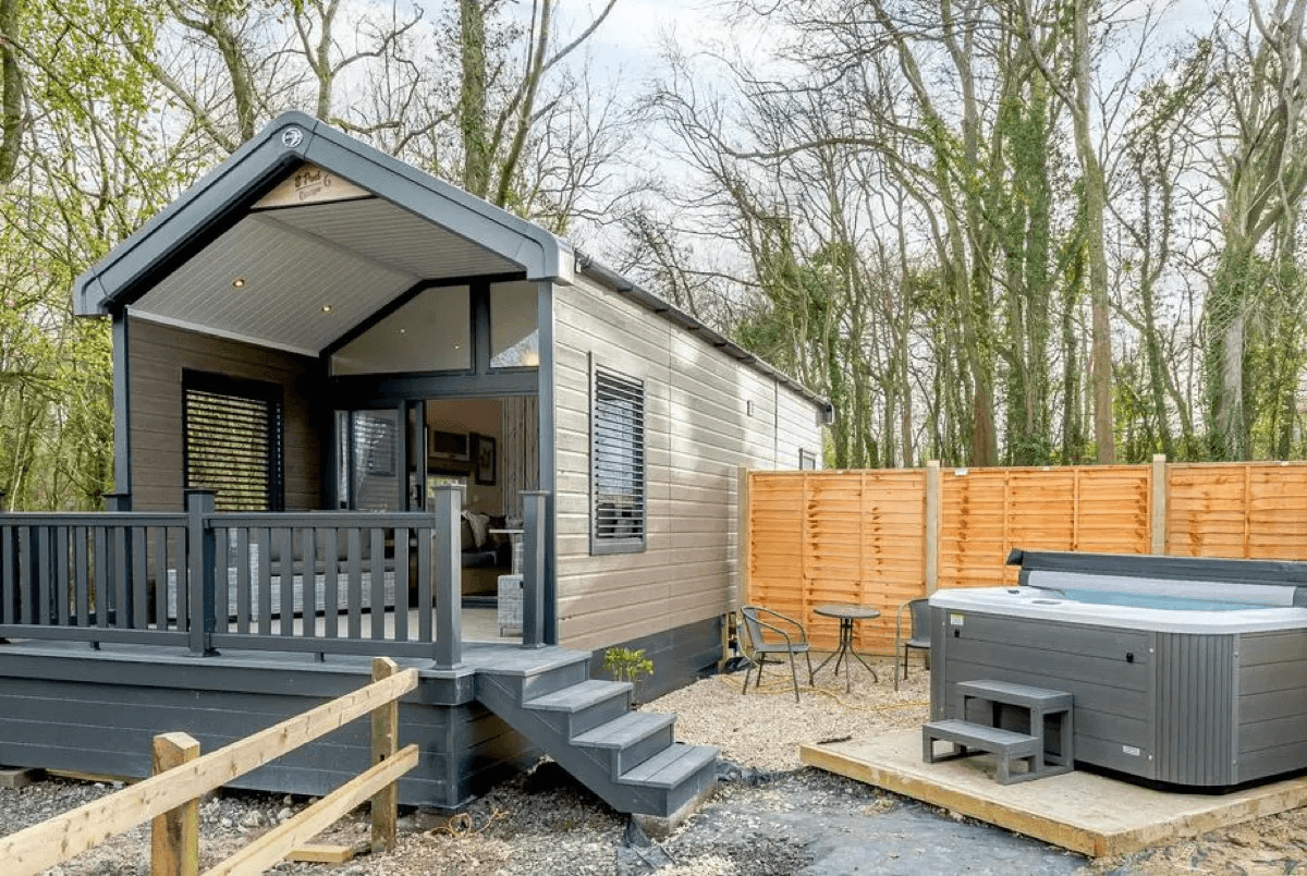 Woodpecker Lodge modern timber pod with deck at the edge of woods in Wiltshire