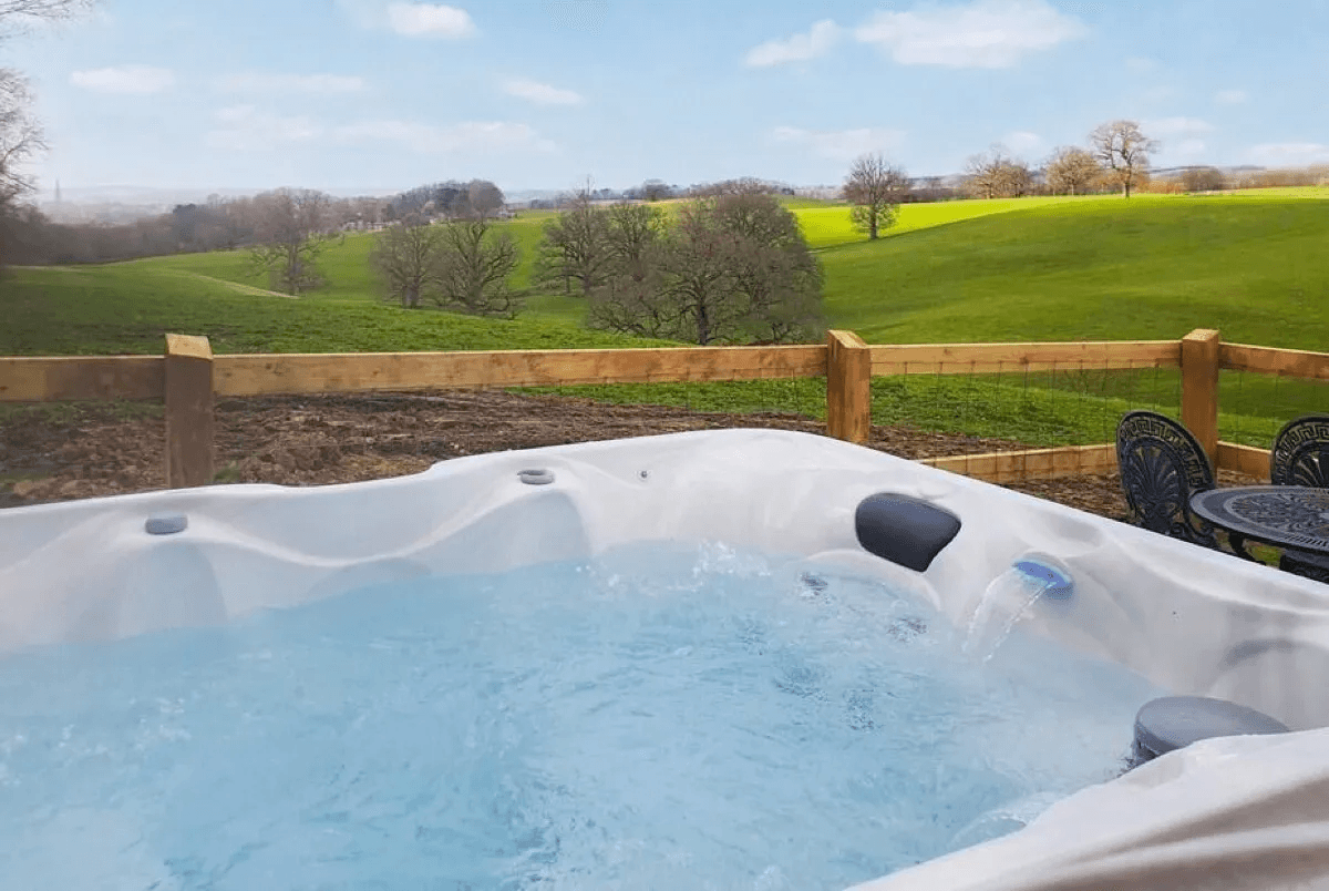 Spire View Hut stylish shepherds hut with cathedral views