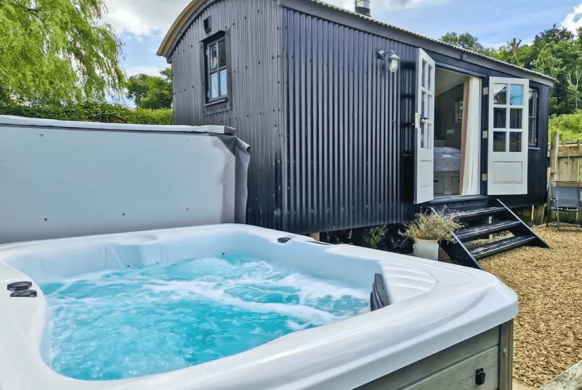 The Hut at Hole Farm charming shepherds hut with countryside views