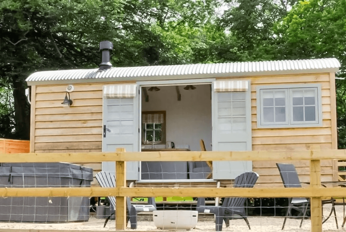 Shepherds Hut Retreat luxury hut with Salisbury Cathedral views