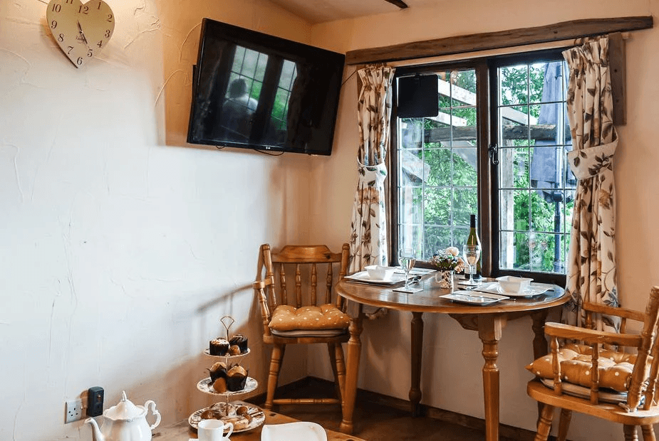 Private hot tub at Toms Cabin