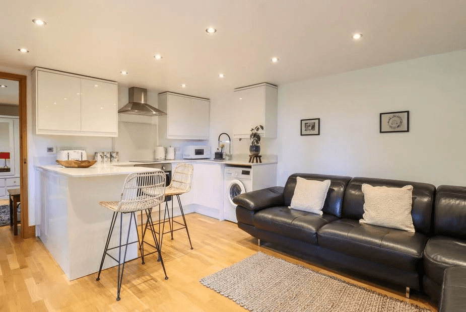 Private hot tub at Willow Cottage