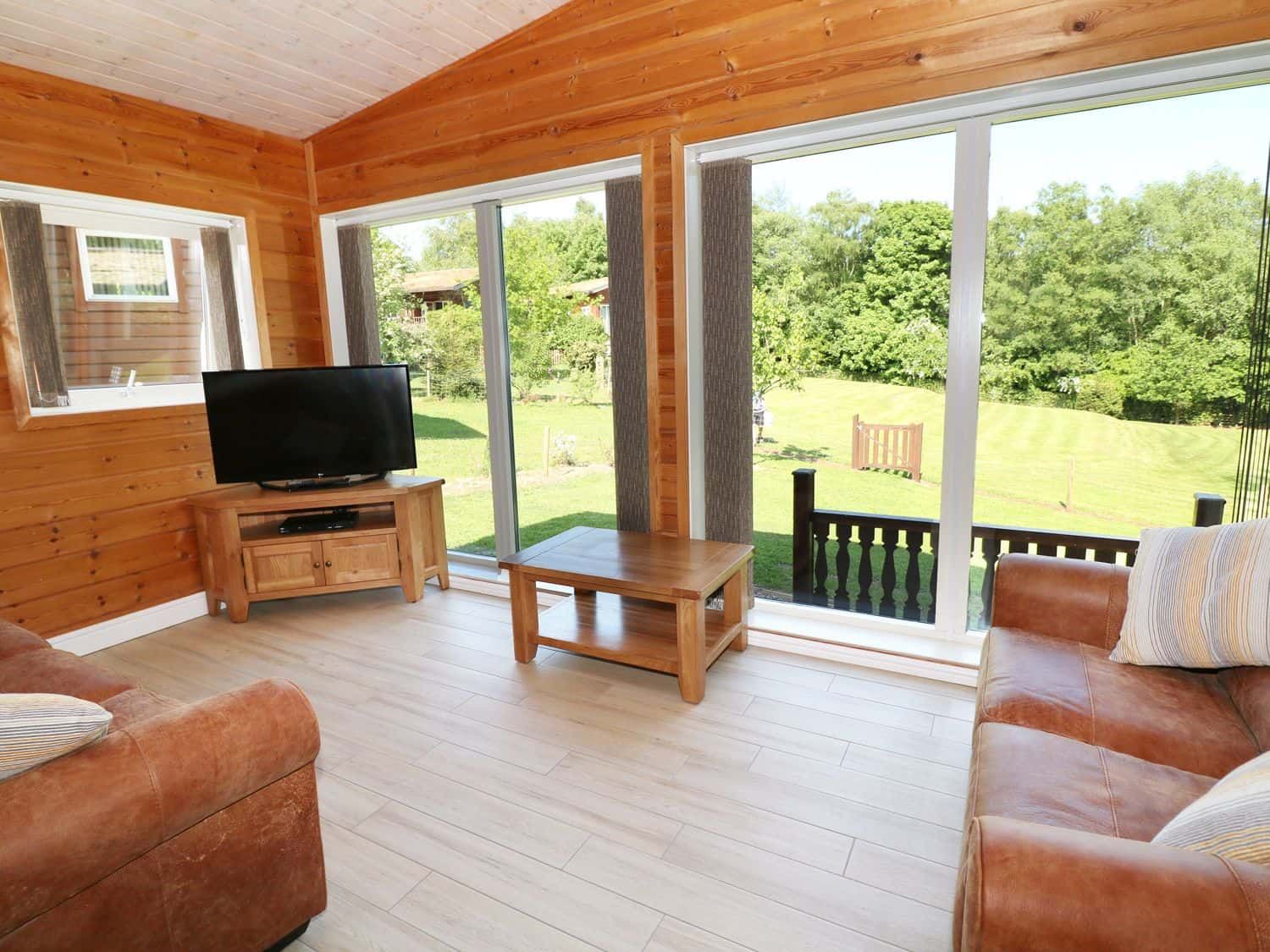 Country-style kitchen with oak units and underfloor heating at Kipling Lodge