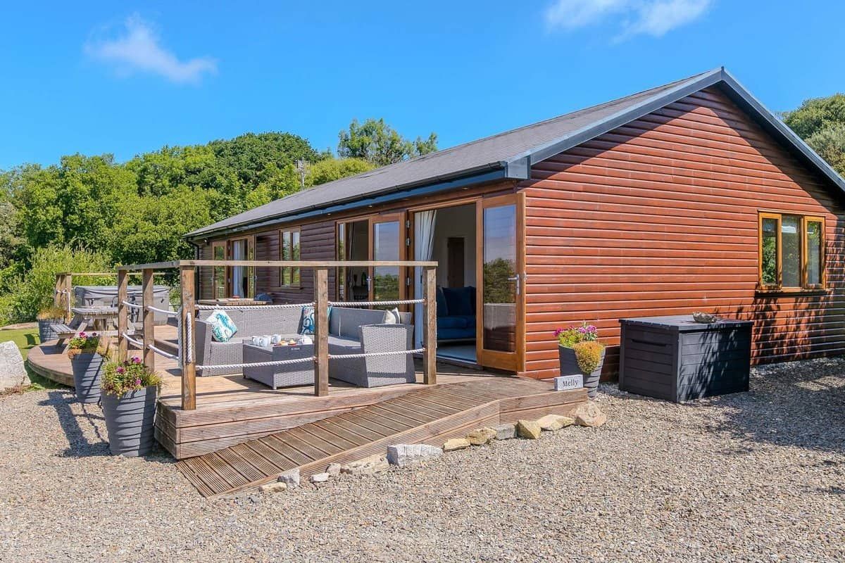 Mellydonen Beder Del charming wooden lodge nestled in Cornish countryside near St Breward