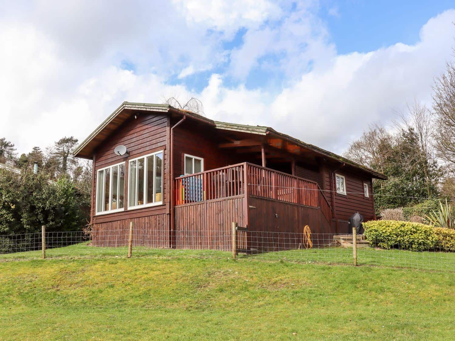 Watersview Lodge contemporary cabin overlooking Rudyard Lake in Peak District