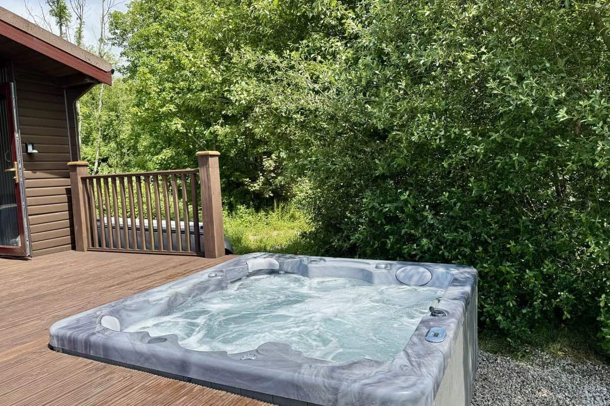Bubbling hot tub on private deck at Willow Lodge Cornwall